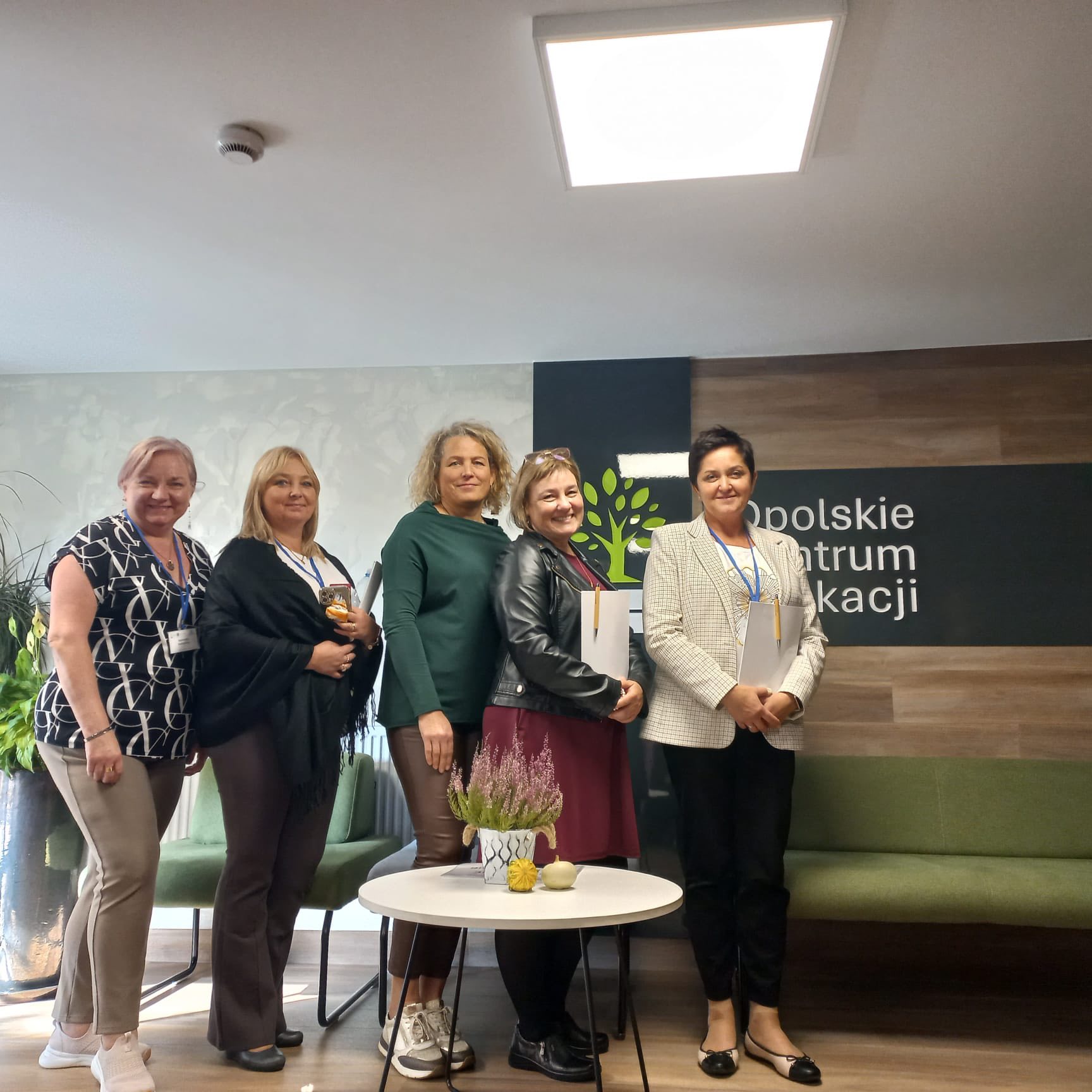 Dyrektorzy Szkół Medycznych stoją przed bannerem