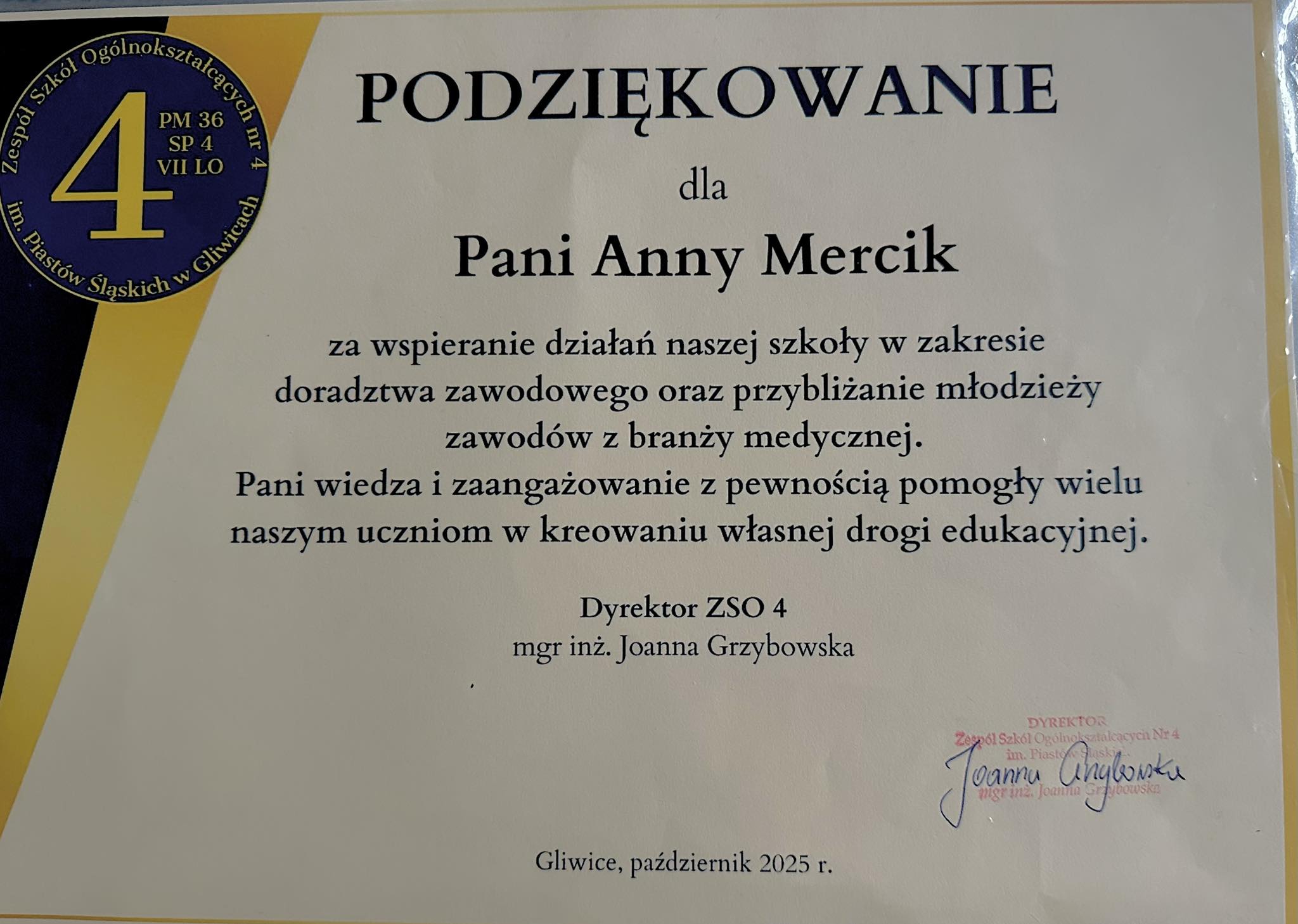 Zdjęcie przedstawia podziękowanie dla Pani Anny Mercik od ZSO nr 4 Gliwicach